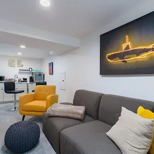 Apartment Sleek & Stylish Apt Steps From Bluebird Theater, Denver
